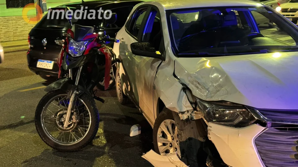 Motociclista colide com veículo após supostamente furar sinal vermelho na Av. Camapuã