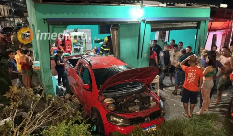 Homem morre dentro de bar após ser atingido por carro desgovernado no Armando Mendes