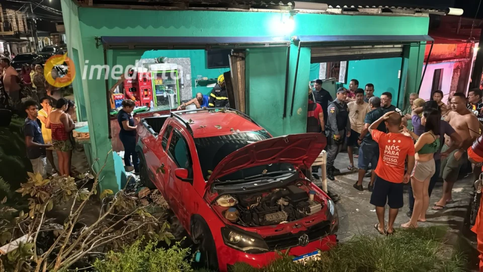 Homem morre dentro de bar após ser atingido por carro desgovernado no Armando Mendes