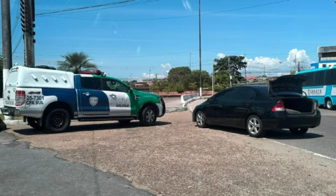 Homem é encontrado morto dentro de carro no Centro de Manaus; Veja vídeo