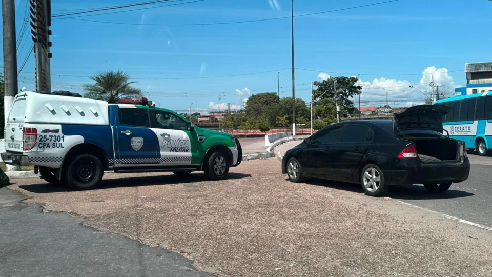 Homem é encontrado morto dentro de carro no Centro de Manaus; Veja vídeo