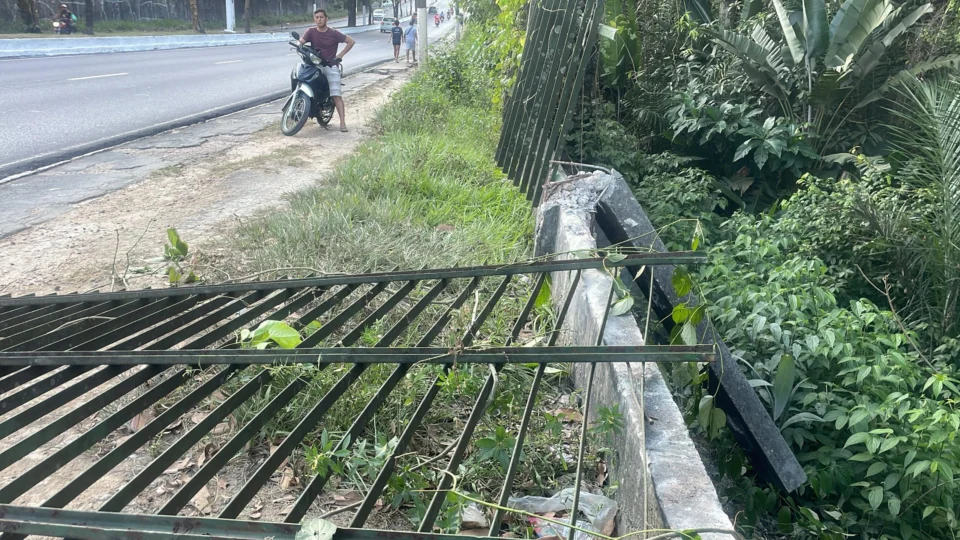 Motorista perde controle de direção e fica com o carro suspenso em grade da UFAM; Veja vídeo