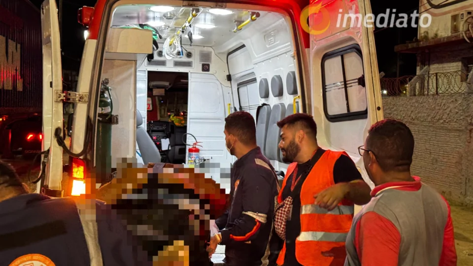 Motorista e passageira ficam gravemente ferido após pneu da moto estourar na Bola da Suframa