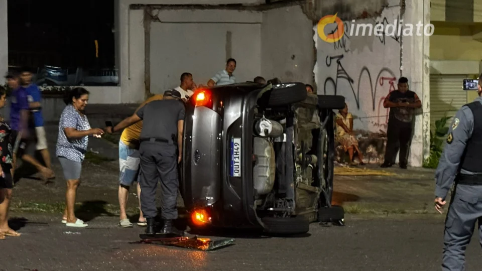 Colisão entre veículos acaba em capotamento e deixa um ferido na Praça 14