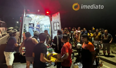 Carro perde o controle, invade área de mata e capota na avenida das Flores; Dois dos quatro ocupantes ficaram gravemente feridos