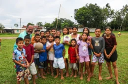 Copa da Floresta: FAF doa bola oficial Penalty para crianças em Tonantins
