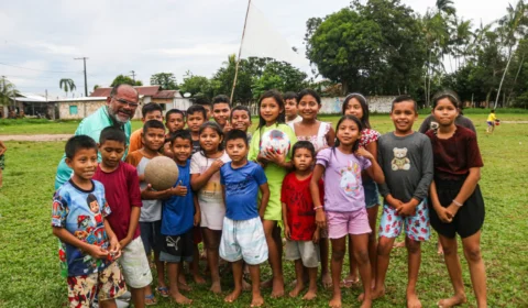 Copa da Floresta: FAF doa bola oficial Penalty para crianças em Tonantins