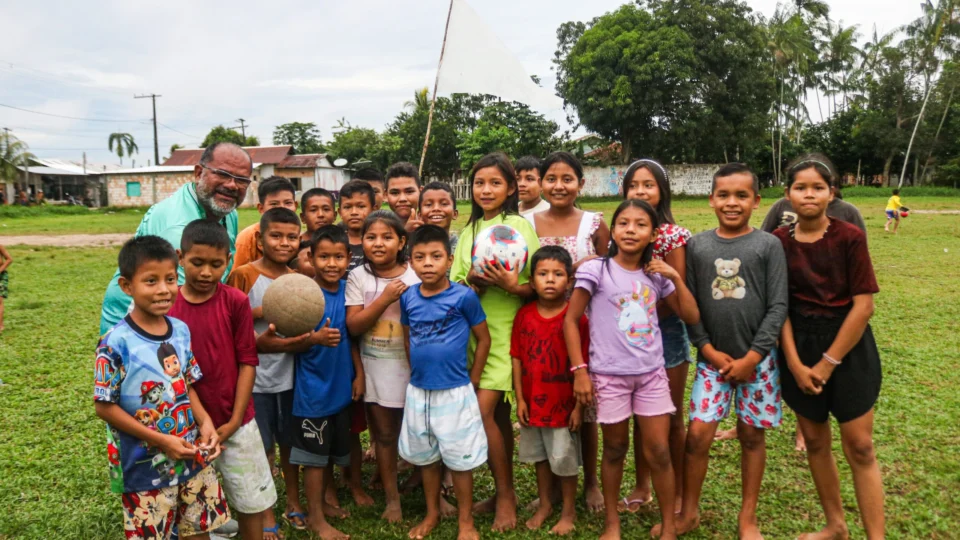 Copa da Floresta: FAF doa bola oficial Penalty para crianças em Tonantins