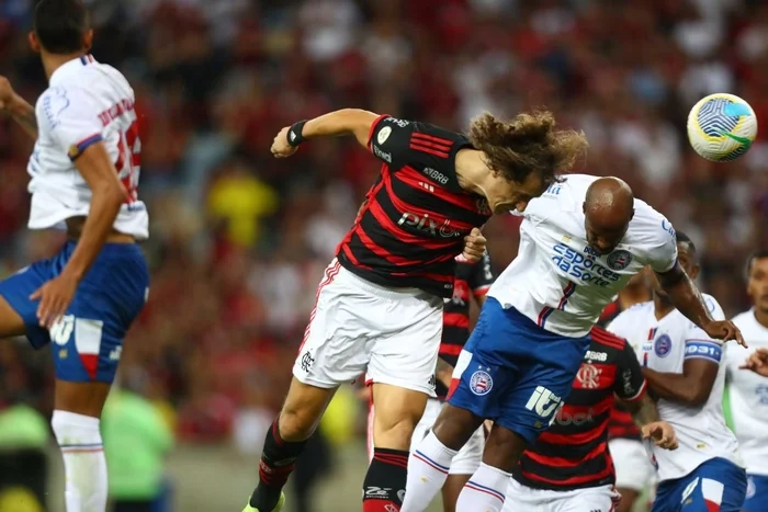 Flamengo marca no último lance, vence o Bahia e assume liderança