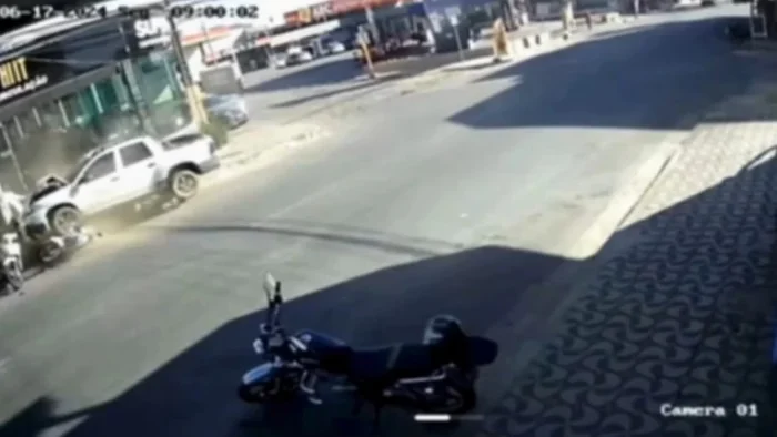 Veja Vídeo: mulher escapa por um triz de ser atingida por carro desgovernado