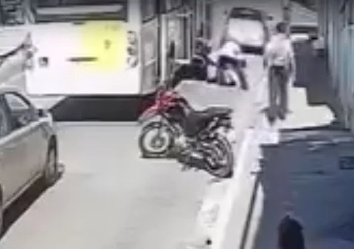 Vídeo: cadeirante fica ferido após cair de elevador de ônibus