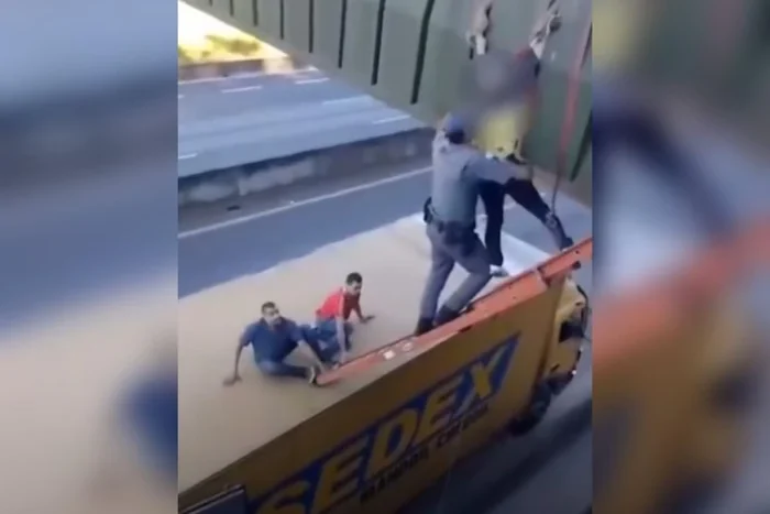 Vídeo: PM usa caminhão para resgatar mulher pendurada em passarela