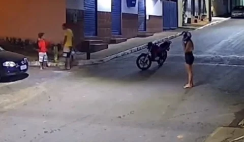 Veja Vídeo: motociclista agride idoso com golpes de capacete no meio da rua