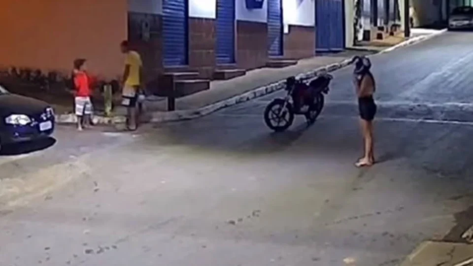 Veja Vídeo: motociclista agride idoso com golpes de capacete no meio da rua