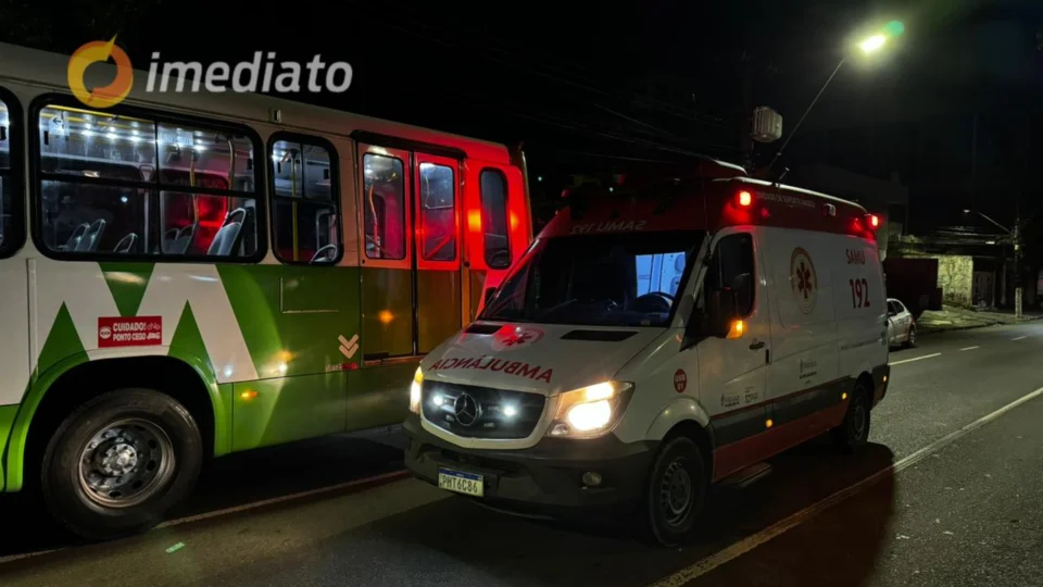 Para se salvar de assalto, jovens se jogam de ônibus da linha 227 em movimento no Centro de Manaus