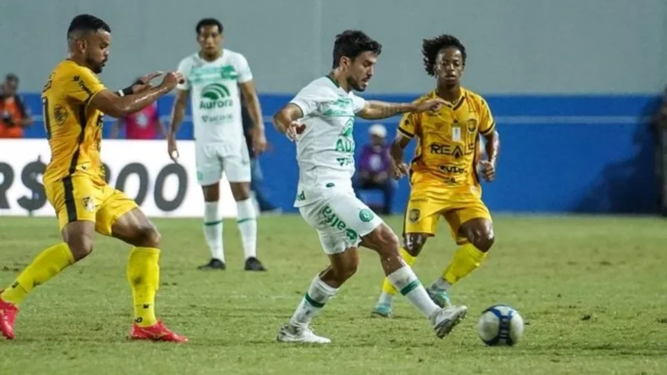 Com vantagens de 1 jogador a mais, Amazonas FC perde para Chapecoense e ocupa 12° posição na tabela