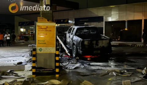 Carro pega fogo enquanto abastece em posto de gasolina no Tarumã