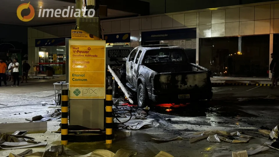 Carro pega fogo enquanto abastece em posto de gasolina no Tarumã