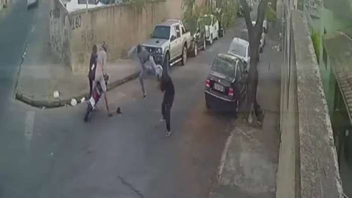 VÍDEO: bandidos mancam após levarem ‘voadora’ em tentativa de assalto