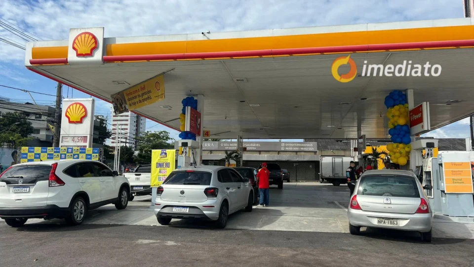 Dia Livre de Impostos fila se forma em posto de gasolina a R$ 5,29