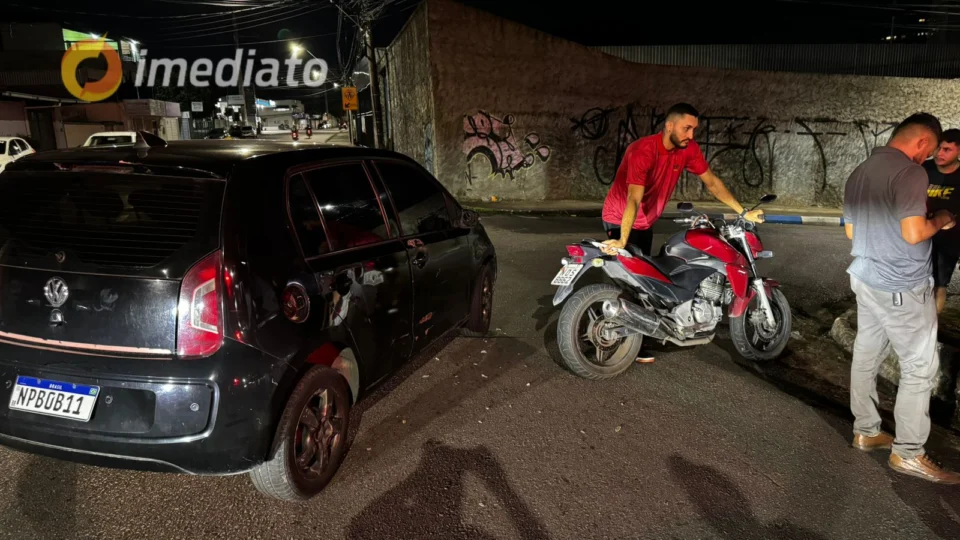 Grave acidente entre carro e moto no Adrianópolis deixa motociclista ferido