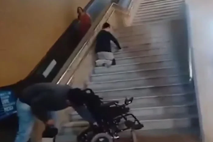 Veja Vídeo: cadeirante sobe escada de joelhos após elevador do metrô quebrar