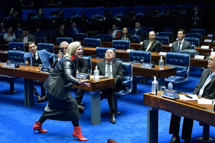 Encenação de aborto durante sessão chama atenção e gera polêmica; Veja Vídeo