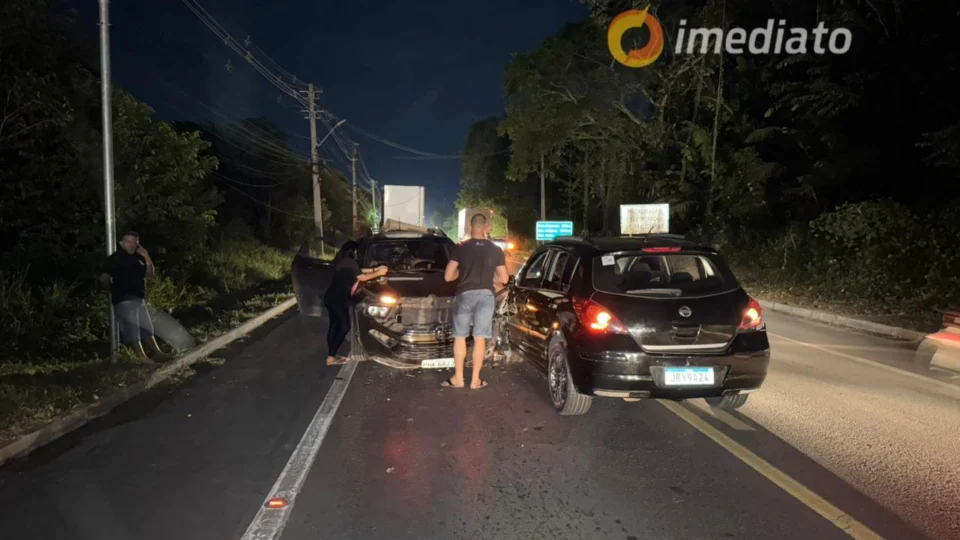 Grave acidente entre carreta e carro na BR-174 deixa feridos