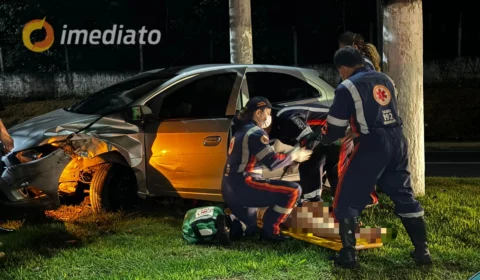 Mulher perde o controle de veículo e sobe canteiro na avenida do Turismo; O estado da vítima é grave