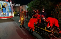 Cachorro entra em frente de moto e causa acidente em Flores; Motorista e passageiro ficaram gravemente feridos