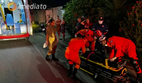 Cachorro entra em frente de moto e causa acidente em Flores; Motorista e passageiro ficaram gravemente feridos