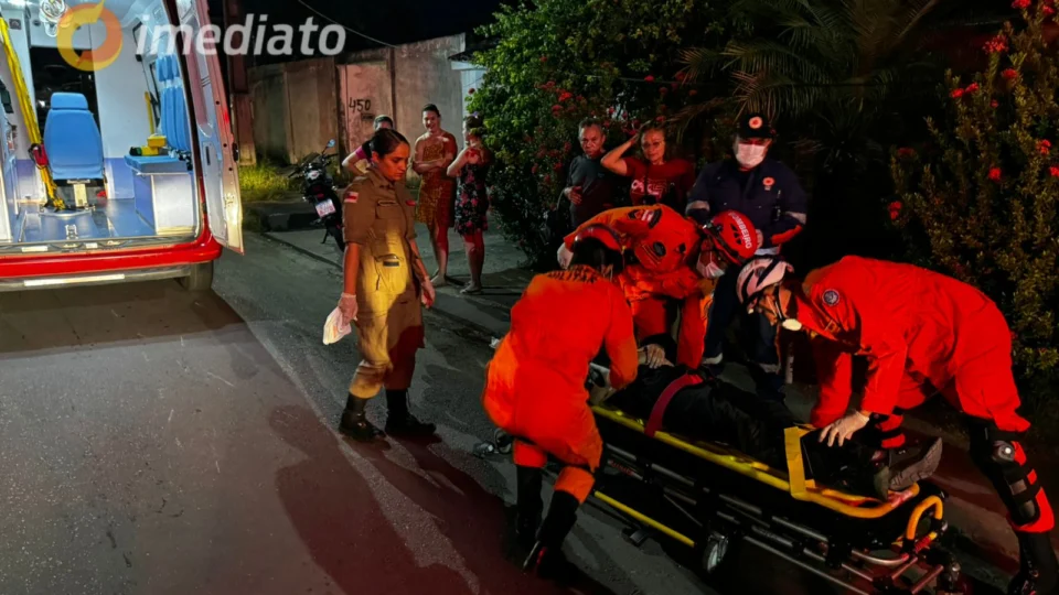 Cachorro entra em frente de moto e causa acidente em Flores; Motorista e passageiro ficaram gravemente feridos