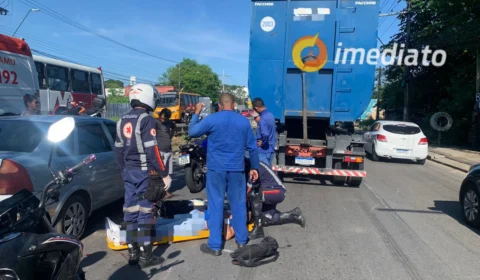 Motociclista fica ferido após ser atingido por carro na Avenida Buriti