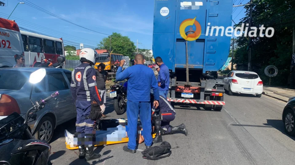 Motociclista fica ferido após ser atingido por carro na Avenida Buriti