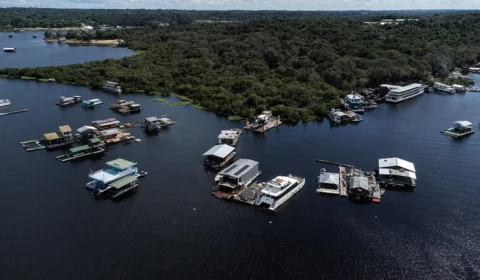 Justiça suspende ordem de retirada de flutuantes em Manaus