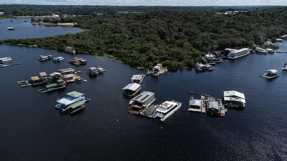 Justiça suspende ordem de retirada de flutuantes em Manaus