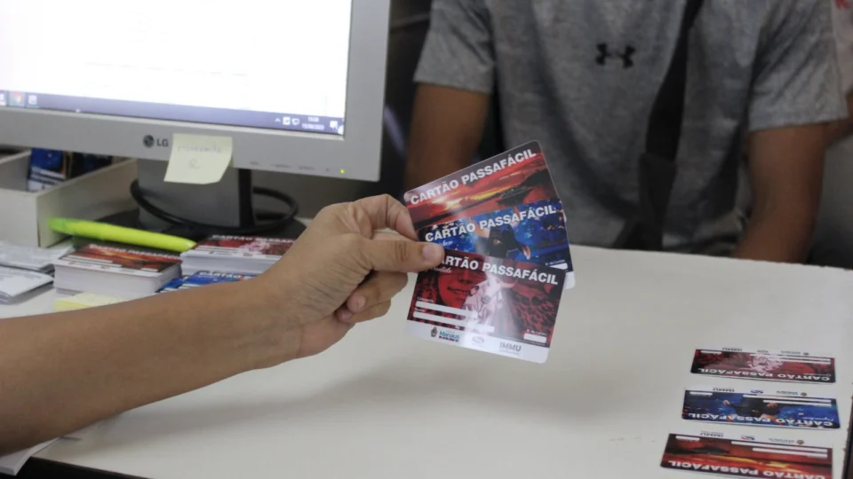 Ônibus itinerante oferta emissão do PassaFácil gratuito em Manaus
