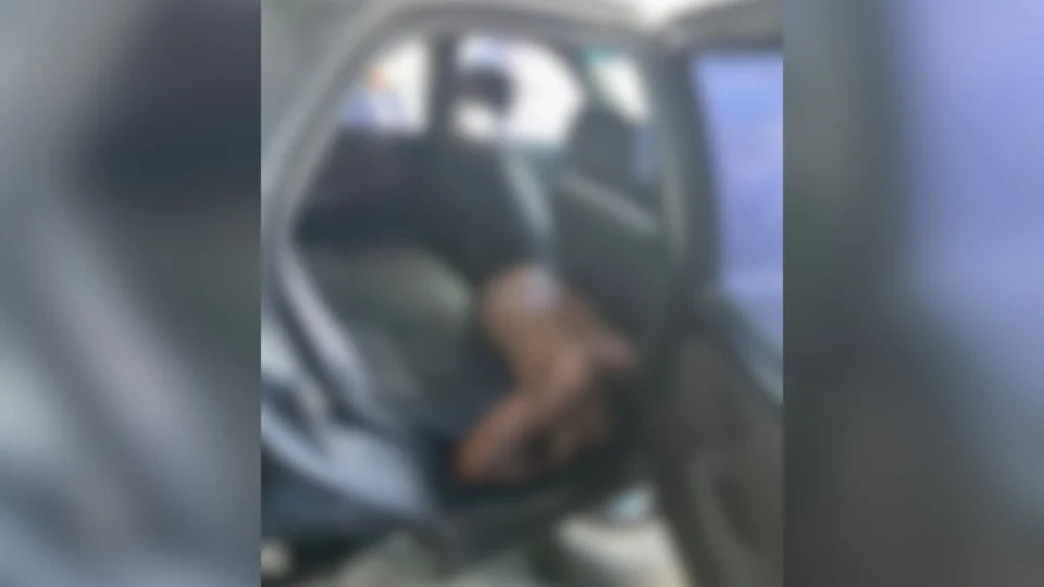 Mecânico é encontrado morto dentro de carro em oficina no Cidade de Deus