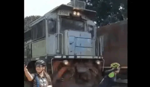 VEJA VÍDEO: ciclista é atropelada por trem ao tentar fazer selfie
