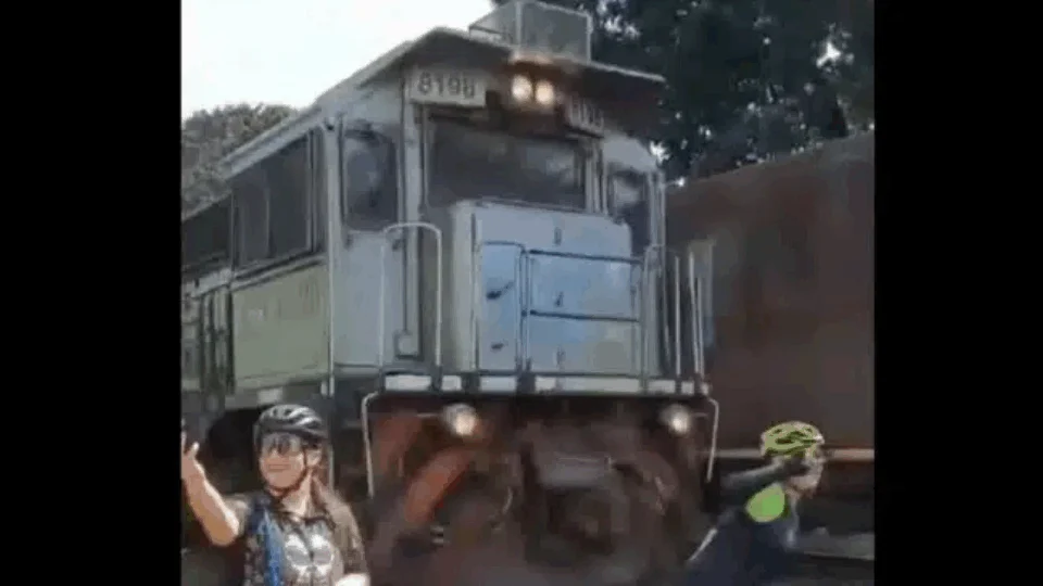 VEJA VÍDEO: ciclista é atropelada por trem ao tentar fazer selfie