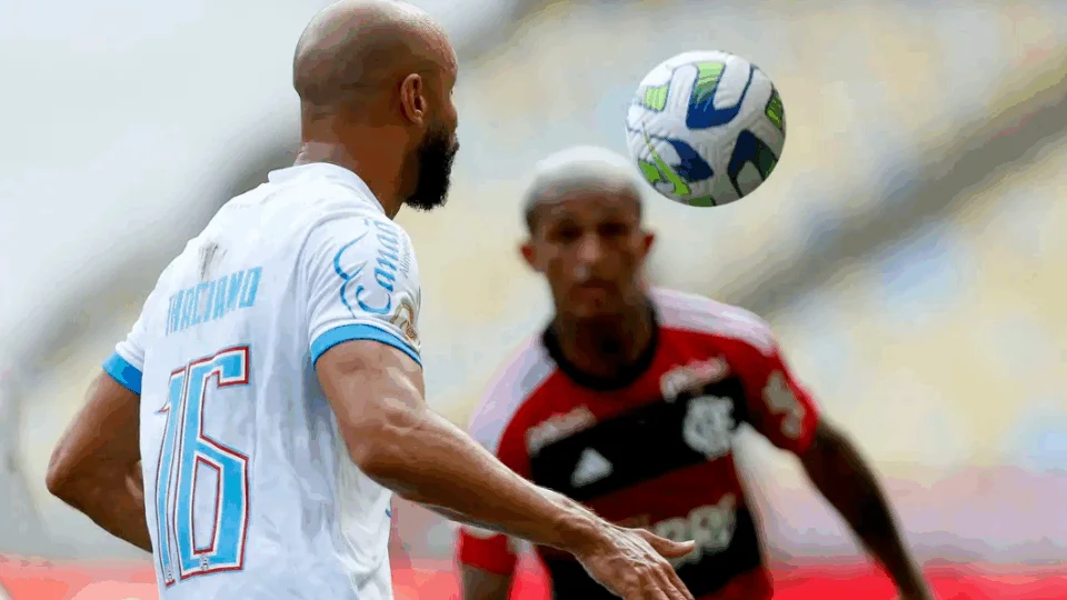 De olho na liderança do Brasileiro, Flamengo e Bahia jogam no Maracanã nesta quinta-feira