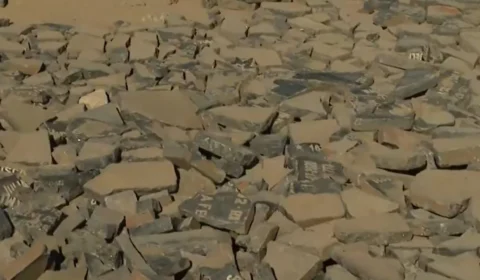 Rio de Janeiro: rua tem buracos tapados com lápides de cemitério e moradores temem riscos para crianças