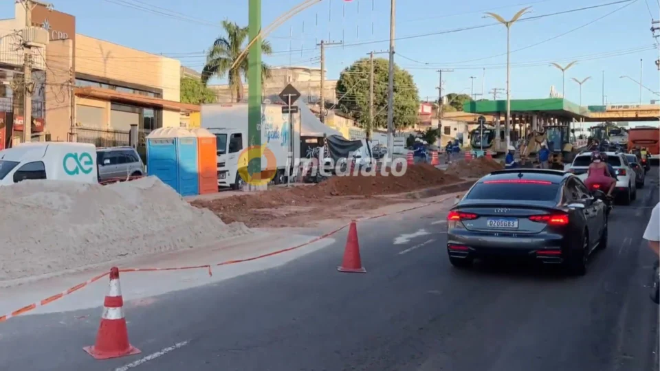 Obra na Avenida Constantino Nery causa transtorno no trânsito
