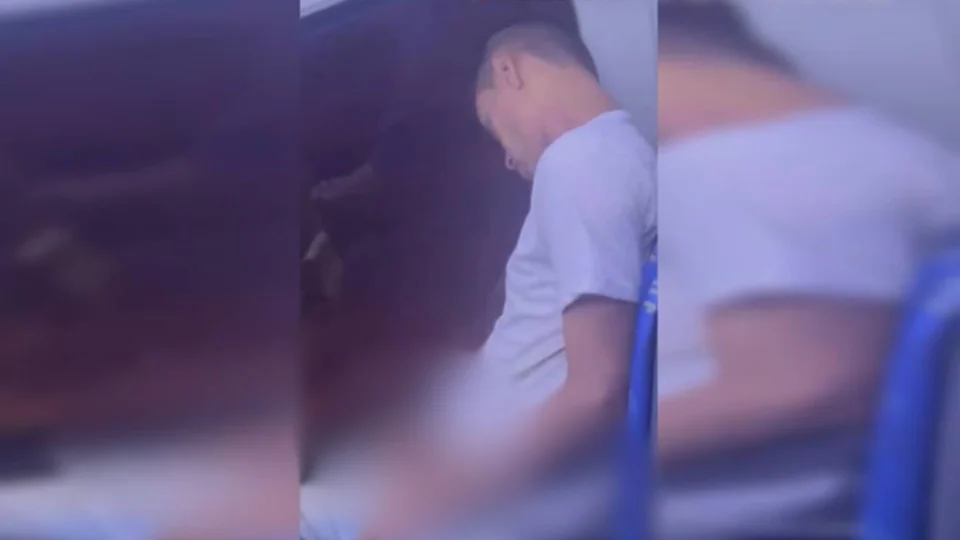 Vídeo: passageiro é preso após dormir em ônibus com o órgão genital para fora da calça