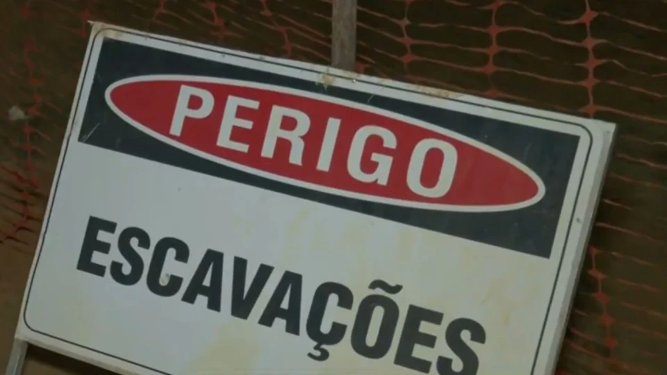 Trabalhadores são resgatados após serem soterrados em obra de drenagem na Bahia