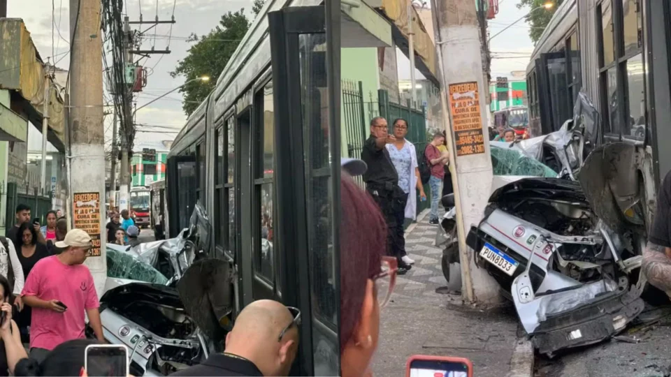 Vídeo: motorista tem carro prensado por ônibus após estacionar de forma irregular São Paulo