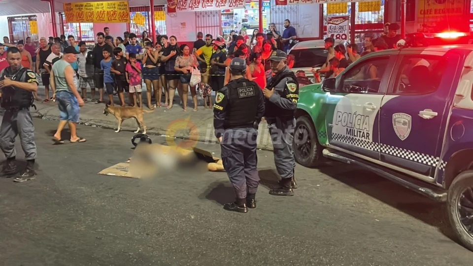Homem é executado com disparos de arma de fogo em frente a supermercado no Jorge Teixeira
