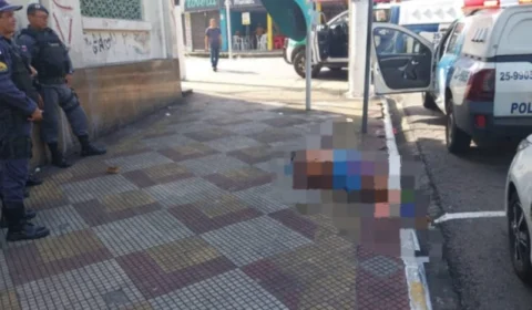 Homem é preso após fazer ‘arrastão’ e tenta se enforcar dentro de viatura no Centro de Manaus