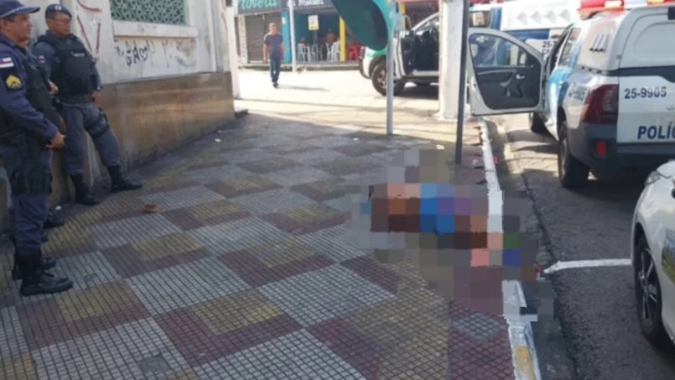 Homem é preso após fazer ‘arrastão’ e tenta se enforcar dentro de viatura no Centro de Manaus