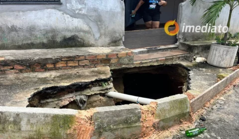 Casa corre risco de desabar após cratera invadir rua no bairro Novo Israel